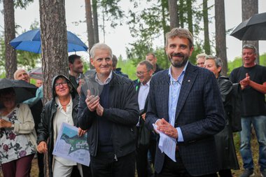 Jonas Gahr Støre og Jan Christian Vestre på sykehustomta