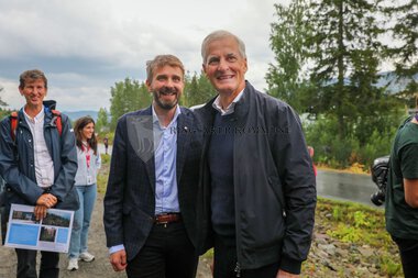 Jonas Gahr Støre og Jan Christian Vestre på sykehustomta