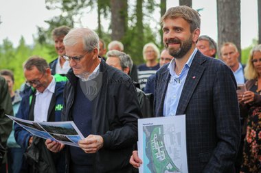 Jonas Gahr Støre og Jan Christian Vestre på sykehustomta