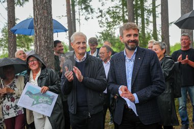 Jonas Gahr Støre og Jan Christian Vestre på sykehustomta