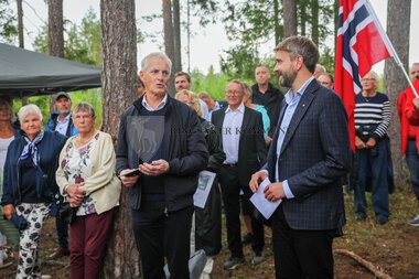 Jonas Gahr Støre og Jan Christian Vestre på sykehustomta
