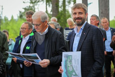 Jonas Gahr Støre og Jan Christian Vestre på sykehustomta