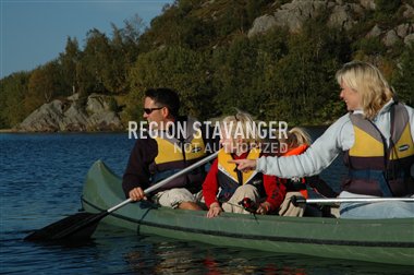 Famillie i kano nær