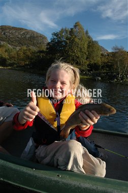 Jente i kano med fisk