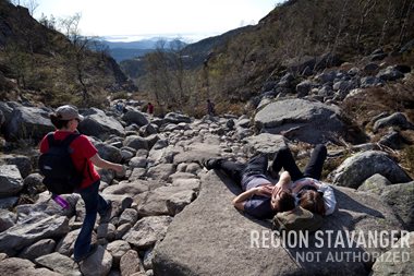 På vei ned fra Preikestolen