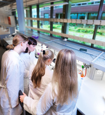 Studenter i laboratorium på Marineholmen