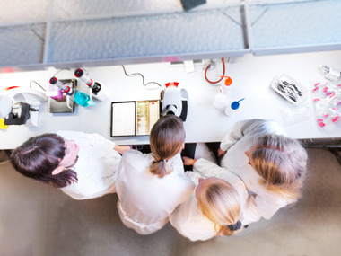 Studenter i laboratorium på Marineholmen