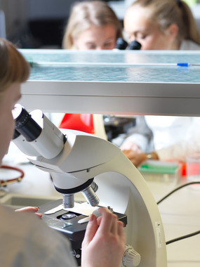 Studenter i laboratorium på Marineholmen