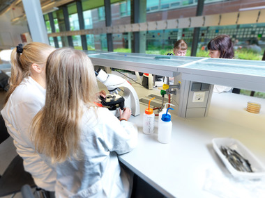 Studenter i laboratorium på Marineholmen