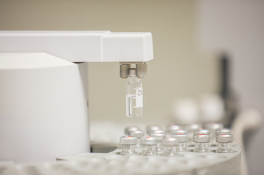 Analyser og maskiner på laboratoriet