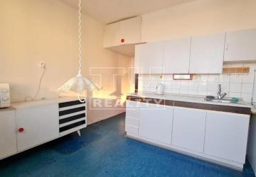 Reality Na predaj 2-izbový byt s tromi balkónmi v centre Nitry, Štúrova ul.62 m2