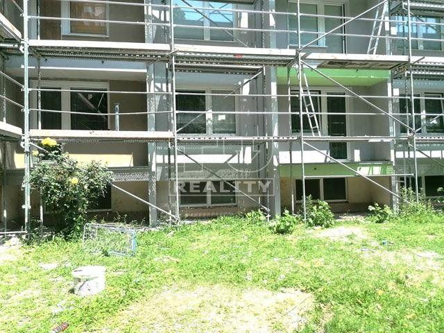 Reality NA PREDAJ 2- IZBOVÝ BYT V TRENČ. TEPLICIACH, SNP 67 M2 S BALKÓNOM A S PIVNICOU.