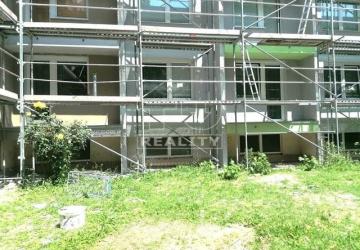 Reality NA PREDAJ 2- IZBOVÝ BYT V TRENČ. TEPLICIACH, SNP 67 M2 S BALKÓNOM A S PIVNICOU.