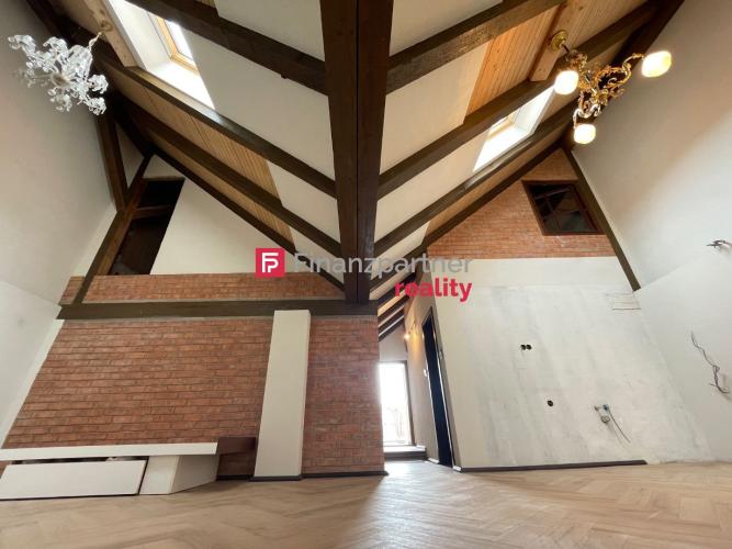 Reality Nadštandartný podkrovný app. byt s vytahom na Hlavnej ulici (F440-114-ANMi)