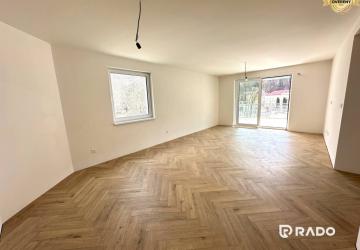 Reality RADO | Trojizbový byt s obrovskou terasou + parking ZADARMO!