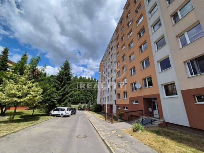 Reality ZNÍŽENÁ CENA 3-izbový byt na rekonštrukciu – Handlová