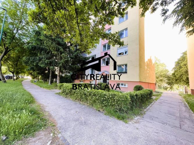 Reality Priestranný byt v super lokalite na prerábku podľa Vašich predstáv.