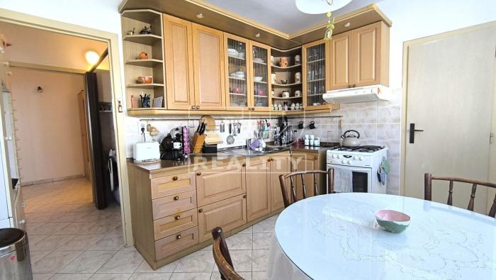 Reality Na predaj 2izbový byt so zariadením Topoľčany, 66m2
