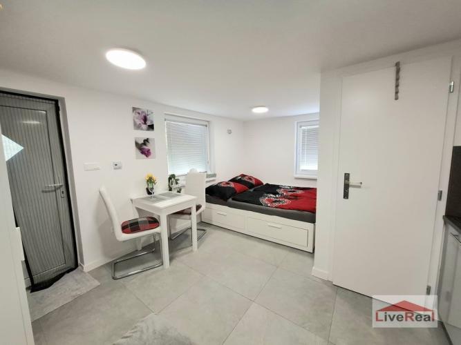 Reality Samostatné bývanie - 1 izb byt Zlaté piesky s pozemkom 250m2, klimatizácia, elektrina, voda, 50m