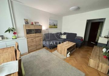 Reality NOVINKA - NA PREDAJ: Kompletne zrekonštruovaný 3-izbový byt s balkónom – Poprad, sídlisko Zá