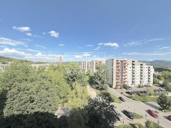Reality 3 IZBOVÝ BYT NA PREDAJ S BALKÓNOM NA JUHU V TRENČÍNE, 72M2