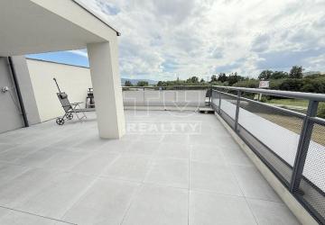 Reality NOVOSTAVBA 3 + KK BYT, VEĽKORYSÁ TERASA, GARÁŽ, PARKOVACIE MIESTO - VŠETKO V CENE