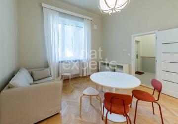 Reality Nadštandardný 2i byt 47m2, s pôvodnými parketami a vysokými stropmi