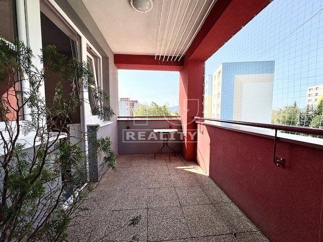 Reality NA PREDAJ PRIESTRANNÝ, TEHLOVÝ 2-IZBOVÝ BYT (62 m2), S TERASOU A PARKOVANÍM, JUH - TRENČÍN.