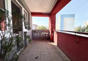 Reality NA PREDAJ PRIESTRANNÝ, TEHLOVÝ 2-IZBOVÝ BYT (62 m2), S TERASOU A PARKOVANÍM, JUH - TRENČÍN.