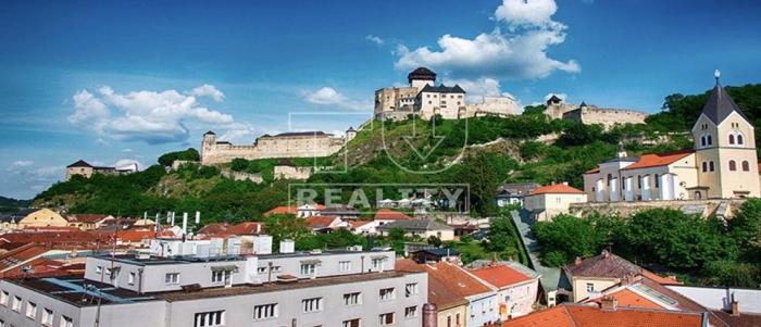 Reality CENTRUM TRENČÍNA, KVALITNÉ BÝVANIE, VEĽKORYSÉ M2, KOMPLETNE ZARIADENÝ, GARÁŽ, TERASA