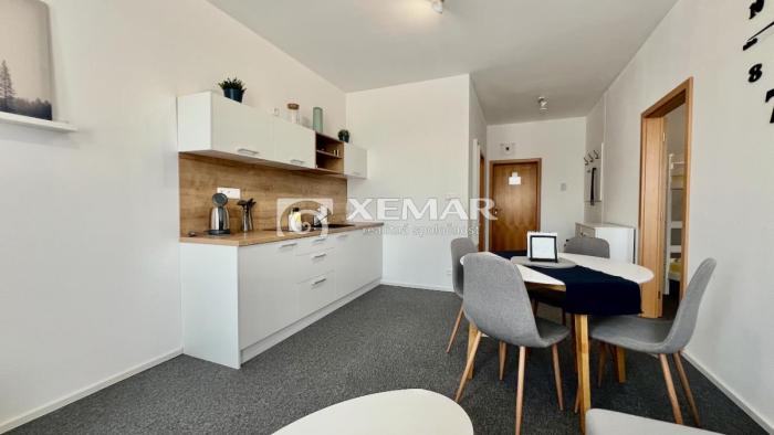 Reality Predaj: Kompletne zariadený 2-izbový apartmán v Bešeňovej