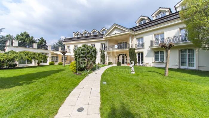 Reality Exkluzívny 4i byt 210 m2, čiastočne zariadený s parkovaním a bazénom
