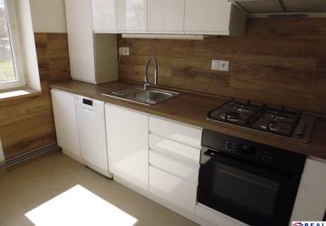 Reality MALÝ ŠARIŠ: Novo-zrekonštruovaný 3-izbový byt so spotrebičmi, 80 m2