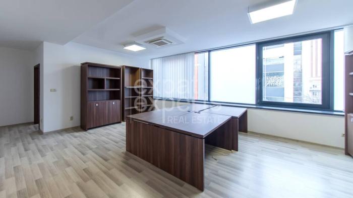 Reality Príjemný 4i byt 114 m2,A/C,čiastočne zariadený,s terasou 24 m2,parking