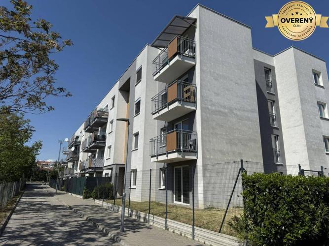 Reality Nový nadštandardný 2-izb. byt s predzáhradkou a parkovaním. Za dráhou