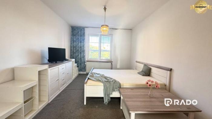 Reality RADO | Nižšia cena!! TEHLOVÝ 2-izbový byt V CENTRE, Senec