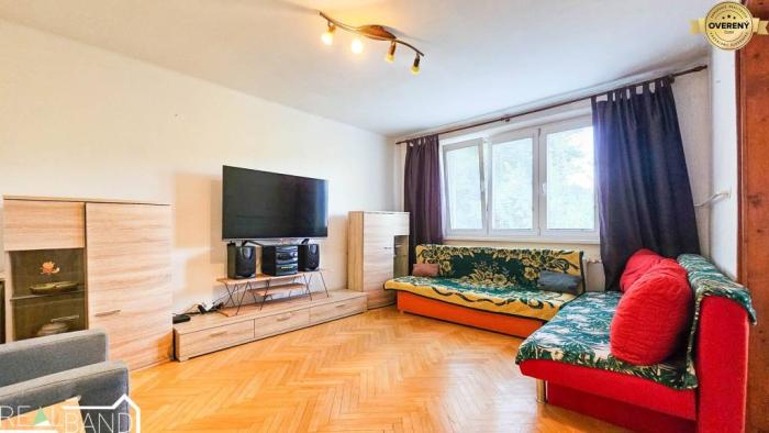 Reality REZERVOVANÉ - Slnečný 3-izbový byt s loggiou, pivnicou a kočikárňou