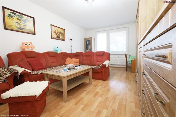 Reality REALISS - Veľký. trojizbový byt s balkónom a dvoma komorami v skvelej lokalite ulice Cibislávsk