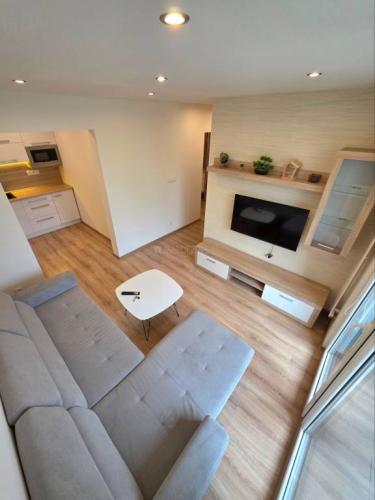 Reality REZERVOVANÉ - 1,5i byt Miškovecká, po rekonštrukcii + loggia, zariaden