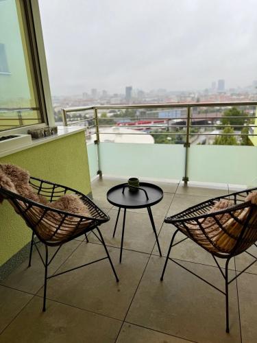 Reality Prenájom luxusného 3-izbového bytu s loggiou a parkovaním v Bratislave