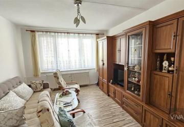 Reality VIVAREAL*  VEĽKÝ 3 izb. byt, z časti so zariadením,  rekonštrukcia, uzatvorená loggia, výmera