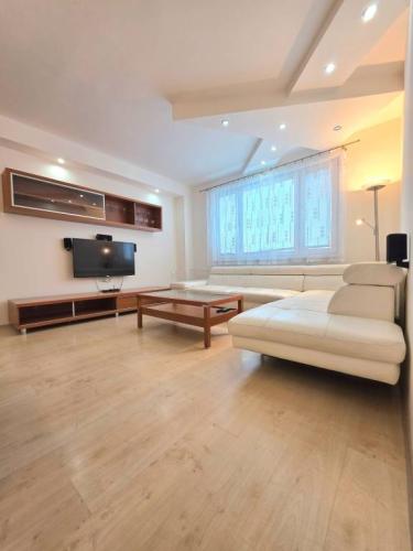 Reality Kompletne zariadený 3-izbový byt pri lese, Ťahanovce