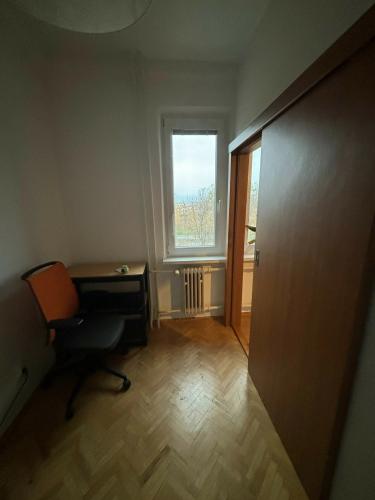 Reality Prenájom zariadeného 3-izbového bytu s balkónom – Mesačná ulica,