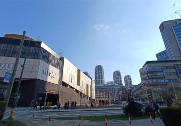 Reality Veľký 2-izbový byt, s rozlohou 62 m2 , balkón - terasa (11,5 m2).  Vedľa OC NIVY.