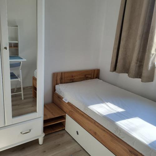 Reality Prenájom kompletne zariadenej garzónky – Majerská ulica, Bratislava II