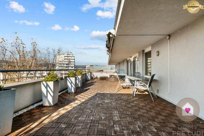 Reality BA/RUŽINOV- 2i veľkometrážny byt s privátnym vstupom a terasou