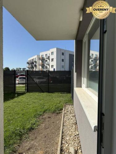 Reality Nové zariadené 1iz., 2izb., 3izb. priestory s predzáhradkami.