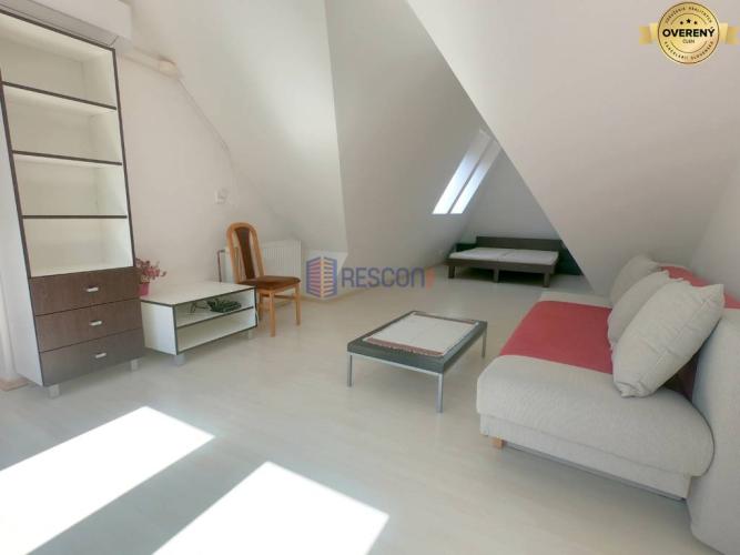 Reality Pokojné bývanie s výbornou polohou pre jednu osobu. Energie v cene.