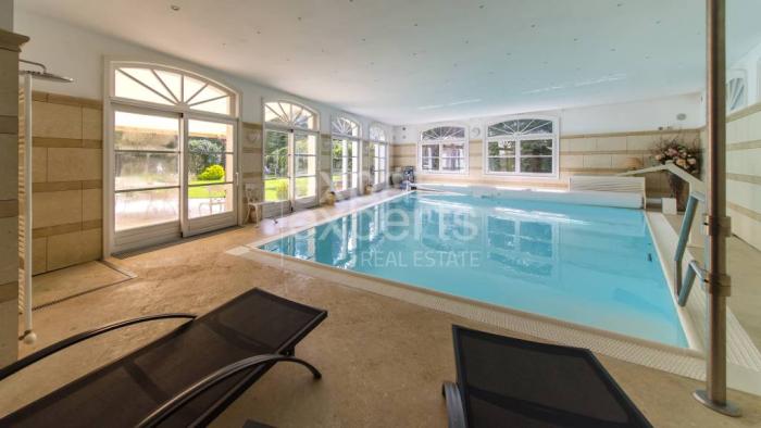 Reality Exkluzívny, veľkometrážny 3i byt 200m2, vo vile s bazénom, záhrada