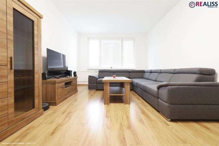 Reality Zrekonštruovaný, zariadený 2-izbový byt na Sládkovičovej ulici – pohodlie, súkromie neďale